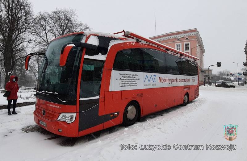 Krwiobus RCKiK w Wałbrzychu w zimowym anturażu