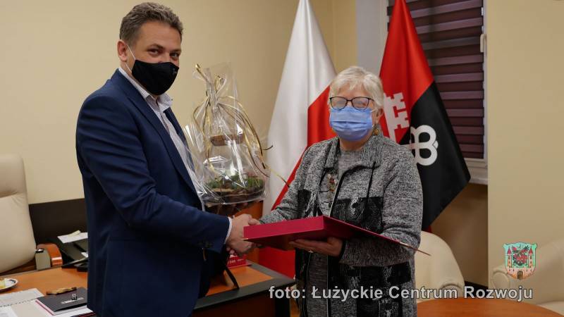 Burmistrz Lubania wręcza Agnieszce Wierzbickiej pożegnalne prezenty
